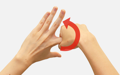 画像：手のストレッチ③　指を回す