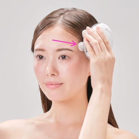 おでこからこめかみへ