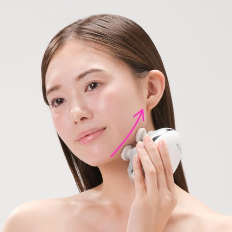 あごのくぼみに沿って耳の付け根へ