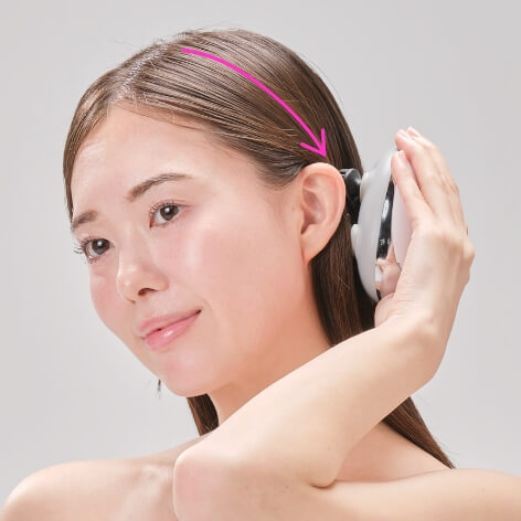 頭頂部から耳の裏側へ