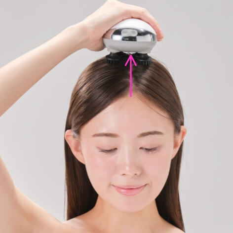 生え際から頭頂部へ