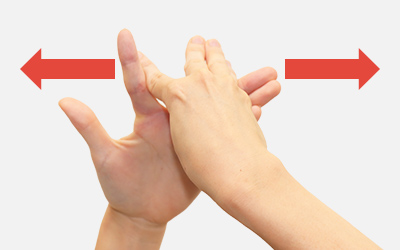 画像：手のストレッチ②　指の間を広げる